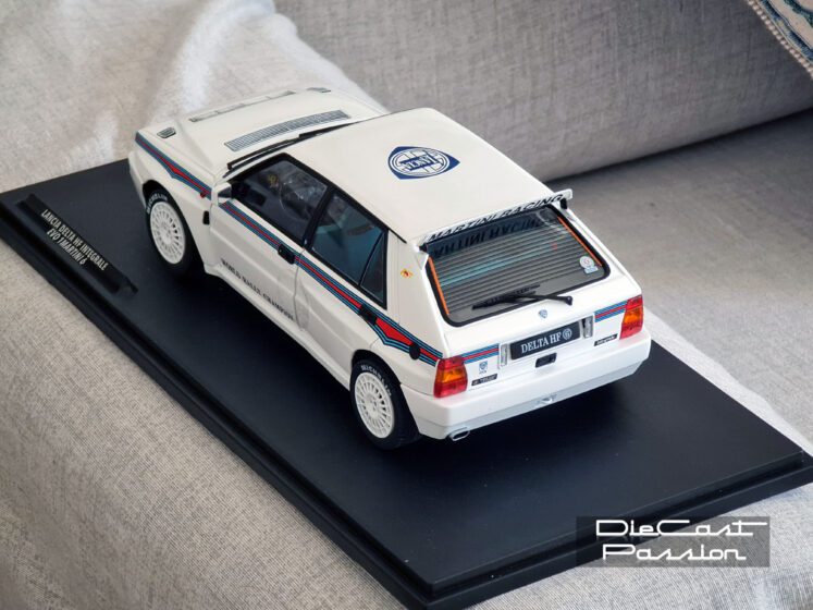 Vista posteriore 3/4 dall'alto del modellino Solido Lancia Delta HF Integrale Evo 1