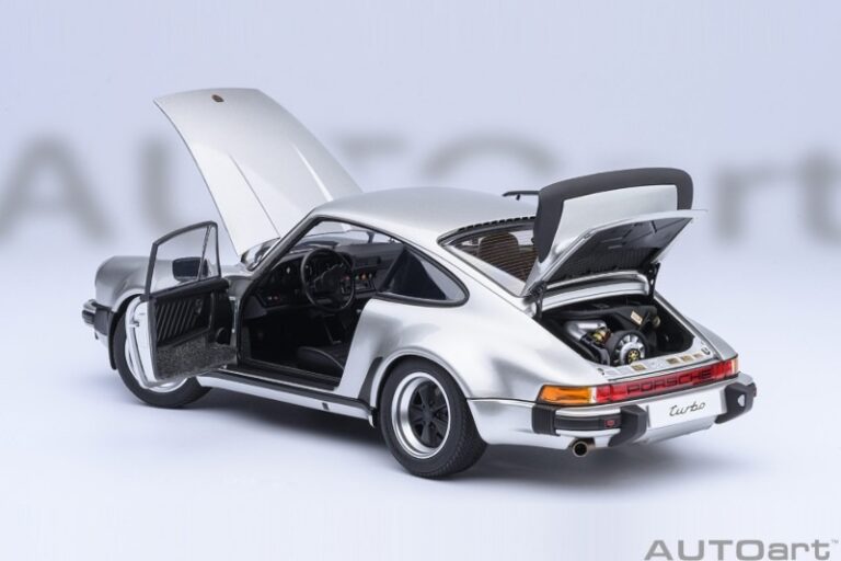 AUTOART PORSCHE 911 (930) TURBO 3.0 (SILVER METALLIC) 1:18